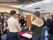 Studentki i studenci II roku Historii w Bibliotece Uniwersyteckiej w Toruniu