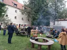 Większość osób uczestniczących w spotkaniu na tle Spichlerza Opackiego