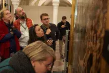 Uczestnicy warsztatów oglądają "Sąd Ostateczny"