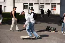 studenci na deskorolkach na kampusie UBO w Breście