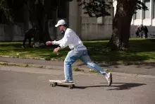 studenci na deskorolkach na kampusie UBO w Breście