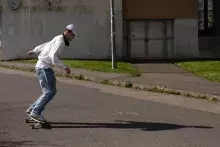 studenci na deskorolkach na kampusie UBO w Breście