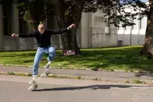 studenci na deskorolkach na kampusie UBO w Breście