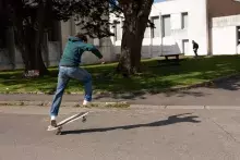 studenci na deskorolkach na kampusie UBO w Breście