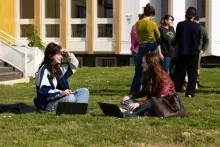 studenci na trawniku przed budynkiem Biblioteki Uniwersyteckiej UBO w Breście