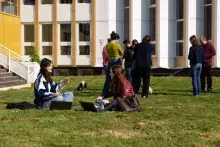 studenci na trawniku przed budynkiem Biblioteki Uniwersyteckiej UBO w Breście