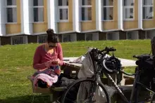 studenci przed budynkiem Biblioteki Uniwersyteckiej UBO w Breście