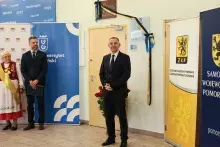 Dziekan Wydziału Historycznego podczas uroczystego nadania imienia Profesora Jerzego Sampa jednej z auli w budynku Wydziału Filologicznego i Wydziału Historycznego Uniwersytetu Gdańskiego 