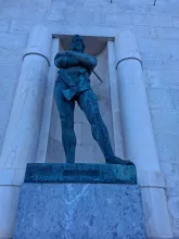 Rzeźba Budowniczego z brązu