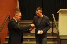 Wręczenie Medali Komisji Edukacji Narodowej - Dziekan Wydziału Historycznego dr hab. Arkadiusz Janicki, prof. UG i dr Piotr Derengowski