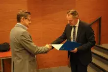 Wręczenie nagród jubileuszowych - Dziekan Wydziału Historycznego dr hab. Arkadiusz Janicki, prof. UG i dr hab. Przemysław Różański, prof. UG