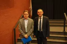 Wręczenie nagród jubileuszowych - Dziekan Wydziału Historycznego dr hab. Arkadiusz Janicki, prof. UG i dr hab. Przemysław Różański, prof. UG