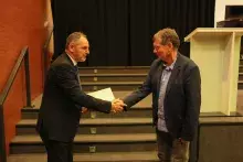 Wręczenie nagród jubileuszowych - Dziekan Wydziału Historycznego dr hab. Arkadiusz Janicki, prof. UG i dr hab. Andrzej Woziński, prof. UG