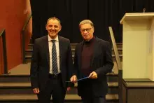 Wręczenie nagród jubileuszowych - Dziekan Wydziału Historycznego dr hab. Arkadiusz Janicki, prof. UG i prof. dr hab. Witold Świętosławski