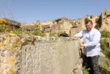 Dr Karol Kłodziński podczas badań epigraficznych w Tunezji