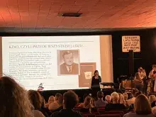 Studenci i studentki historii na jubileuszu 35-lecia Kina „Żeglarz”