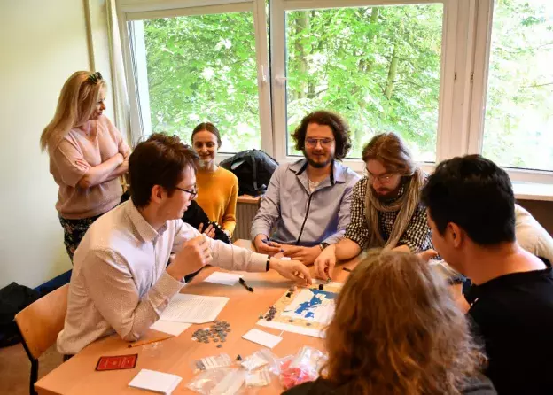 Studenci I roku historii twórcami projektów gier planszowych i karcianych