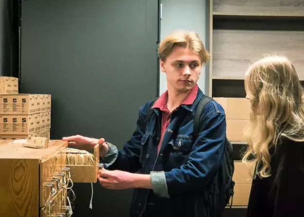 Studentki i studenci II roku Historii na zajęciach w Archiwum UG