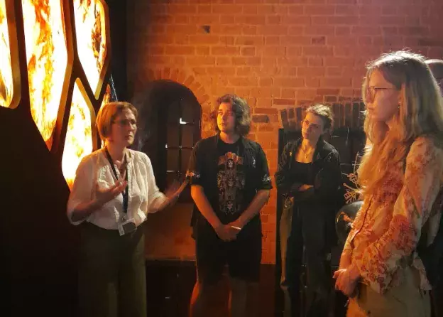 Studentki i studenci specjalności "Historia w przestrzeni medialnej" w Muzeum Bursztynu