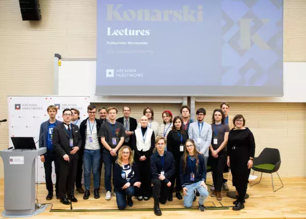 Studentki i studenci "Archiwistyki i zarządzania dokumentacją" na wykładzie prof. …