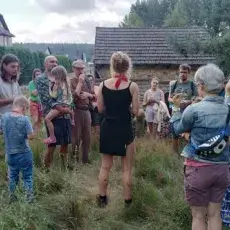 grupa na zewnątrz